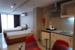 Superior Studio | Desk, laptop workspace, iron/ironing board, free WiFi