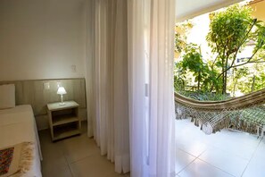 Standard-Doppel- oder -Zweibettzimmer, Gartenblick | Minibar, Zimmersafe, Schreibtisch, Verdunkelungsvorhänge