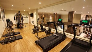 A fitness center with treadmills, elliptical machines, and weight equipment. - Hotel Caiuá Cascavel (Cascavel)