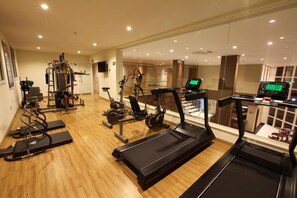 A gym with treadmills, elliptical machines, and weight equipment. - Hotel Caiuá Cascavel (Cascavel)