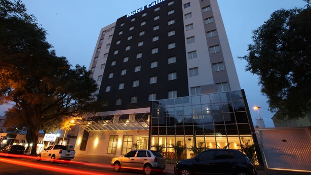 A hotel building with a modern facade, multiple floors, and a prominent signage. - Hotel Caiuá Cascavel (Cascavel)