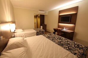 A hotel room with two beds, a desk, a chair, a television, and an air conditioning unit. - Hotel Caiuá Cascavel (Cascavel)