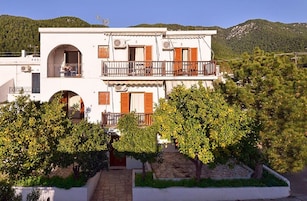 Escritorio, cunas gratuitas, wifi gratis y ropa de cama