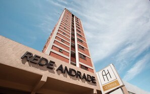 A tall building with a sign reading 'REDE ANDRADE' and another sign with 'GOIÃNIA'. - Rede Andrade Goiânia Centro (Goiânia)