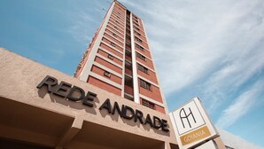 Un edificio alto con un letrero que dice 'REDE ANDRADE' y otro letrero que dice 'GOIÃNIA'.