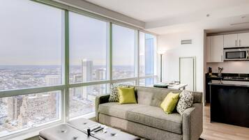 Studio Mewah, 1 Tempat Tidur Queen | Ruang keluarga | TV layar datar