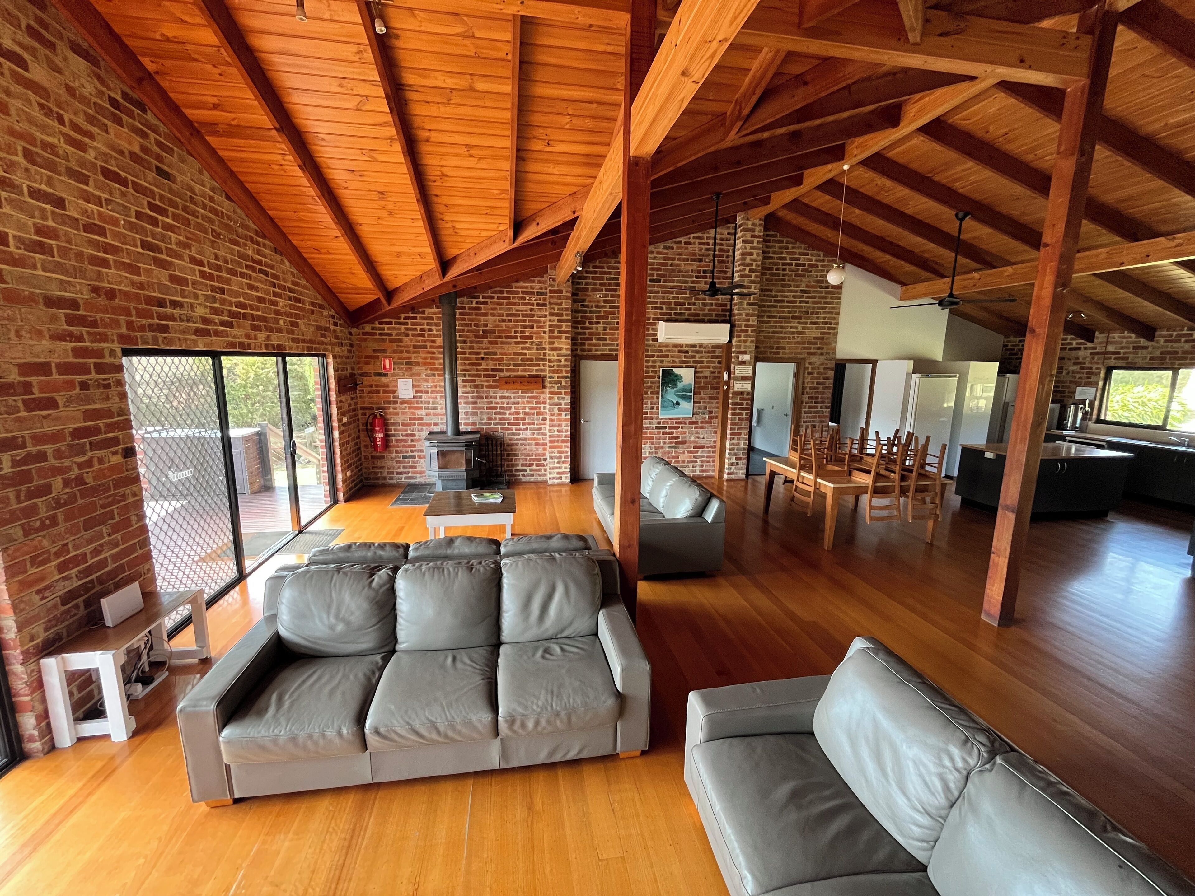 Hus, flere senger, bassengutsikt (4 Queen, 2 Single and 5 Bunk Bed) | Oppholdsområde | LED-TV og DVD-spiller