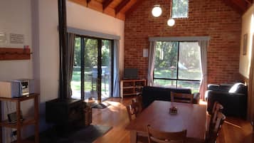 Cottage, 2 Bedrooms | Living area