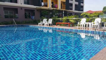 Utendørsbasseng og solsenger