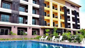 室外游泳池，提供日光浴躺椅