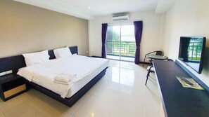 In-room safe, desk, iron/ironing board, free WiFi - B Space Residence (Pattaya)