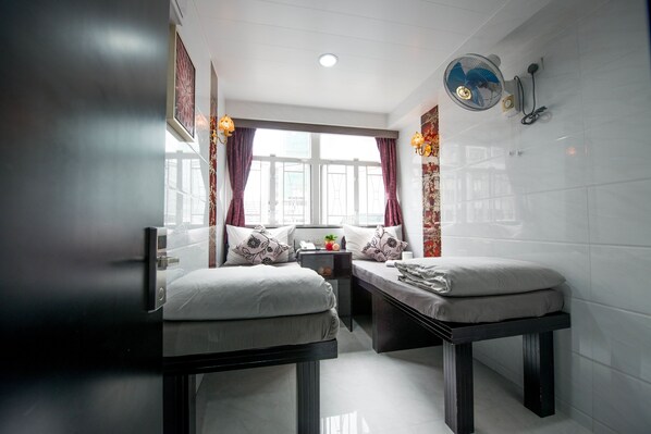 Chambre supérieure avec lits jumeaux | Coffre-fort, bureau, système d’insonorisation, fer et planche à repasser