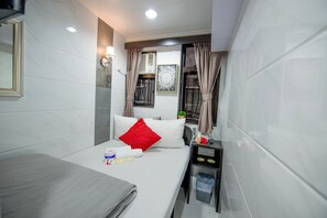 Premier Double Room | In-room safe, desk, soundproofing, iron/ironing board - Icon Inn (Kowloon)