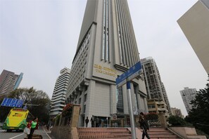 Un edificio alto con un cartel que dice 'The Legend'.
