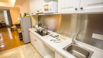 Refrigerador, microondas, placa de cocina, cafetera/tetera