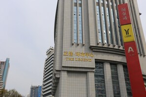 Un edificio alto con un letrero que dice "THE LEGEND".