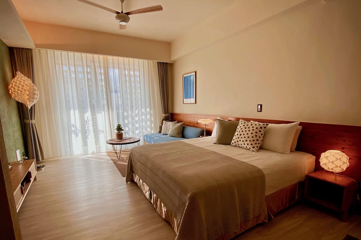 Deluxe Double Room, 1 Queen Bed, Hot Tub | Blackout drapes, soundproofing, iron/ironing board, free WiFi