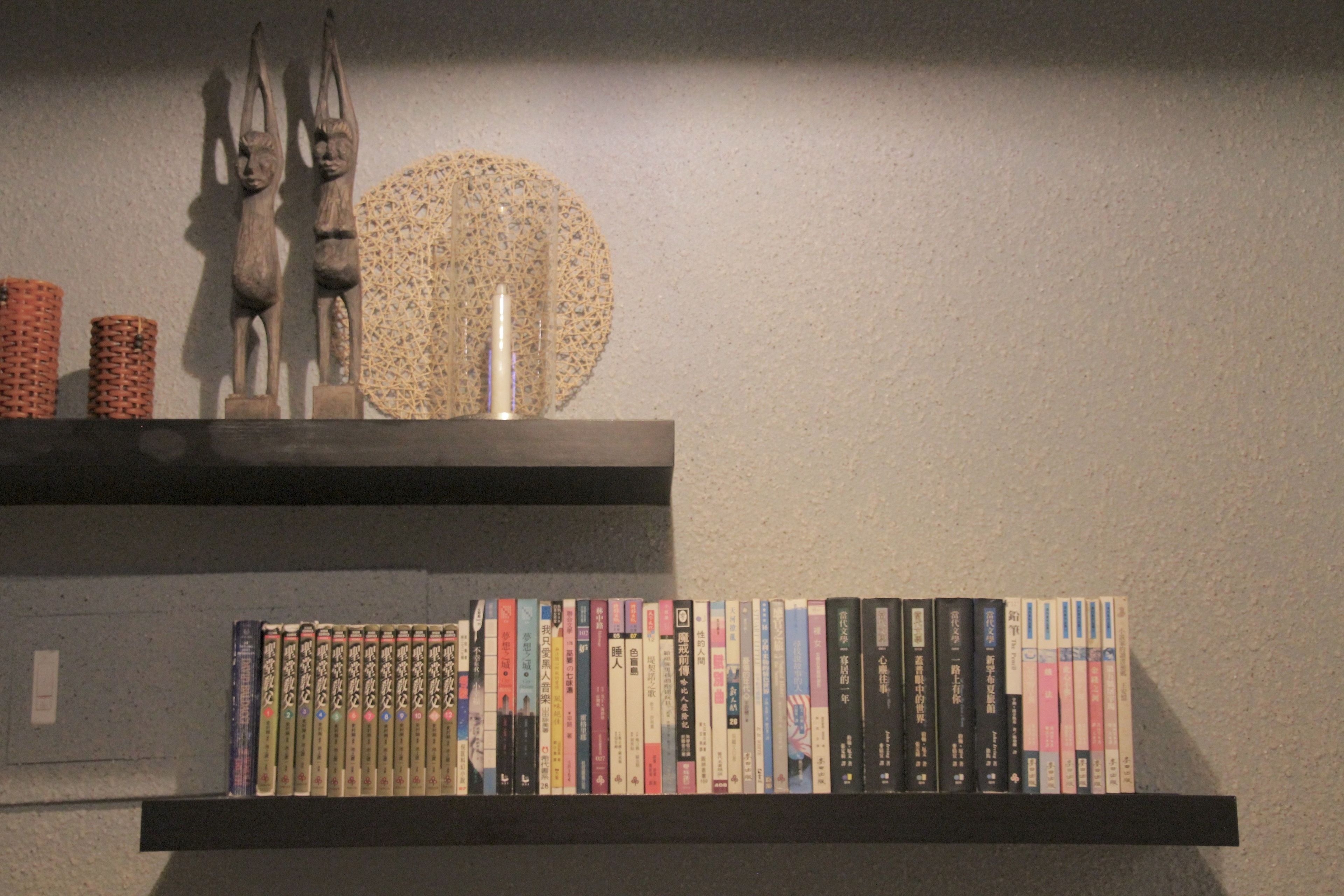 Una estantería con libros y adornos.
