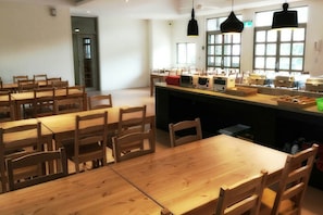 Sudah termasuk sarapan prasmanan setiap hari