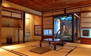 Japanese Traditional Room, Garden View, 1st Floor	 - Guesthouse Taikoya – Hostel (Kyoto)