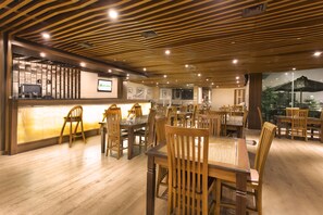 Breakfast, lunch, dinner served; international cuisine  - Lynt Hotel Jakarta (Jakarta)