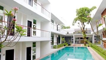 Una piscina al aire libre