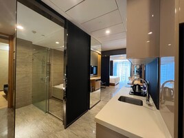 Kimper Business Two-Bedroom Apartment | Premium bedding, blackout drapes, free WiFi, bed sheets