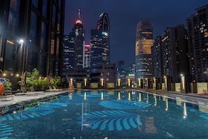 Outdoor pool, pool loungers - Vaperse Hotel Guangzhou Zhujiang New Town (Guangzhou)