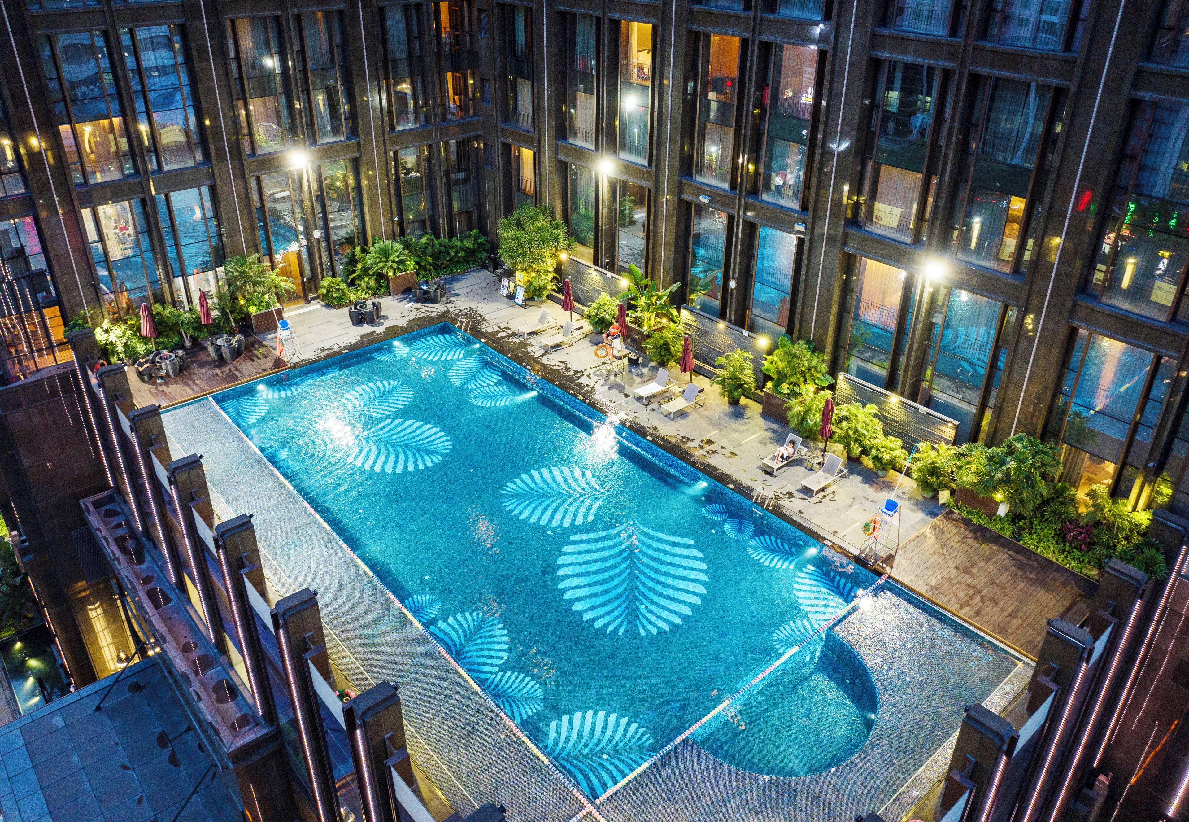 Een buitenzwembad en ligstoelen