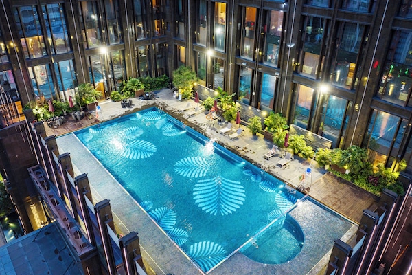 Una piscina al aire libre, tumbonas