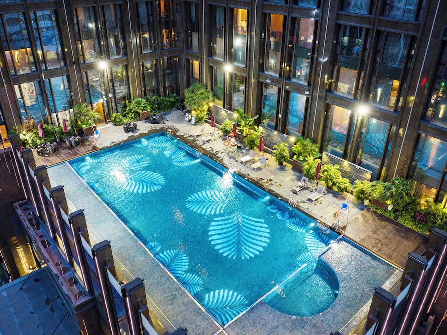 Una piscina al aire libre, sillones reclinables de piscina