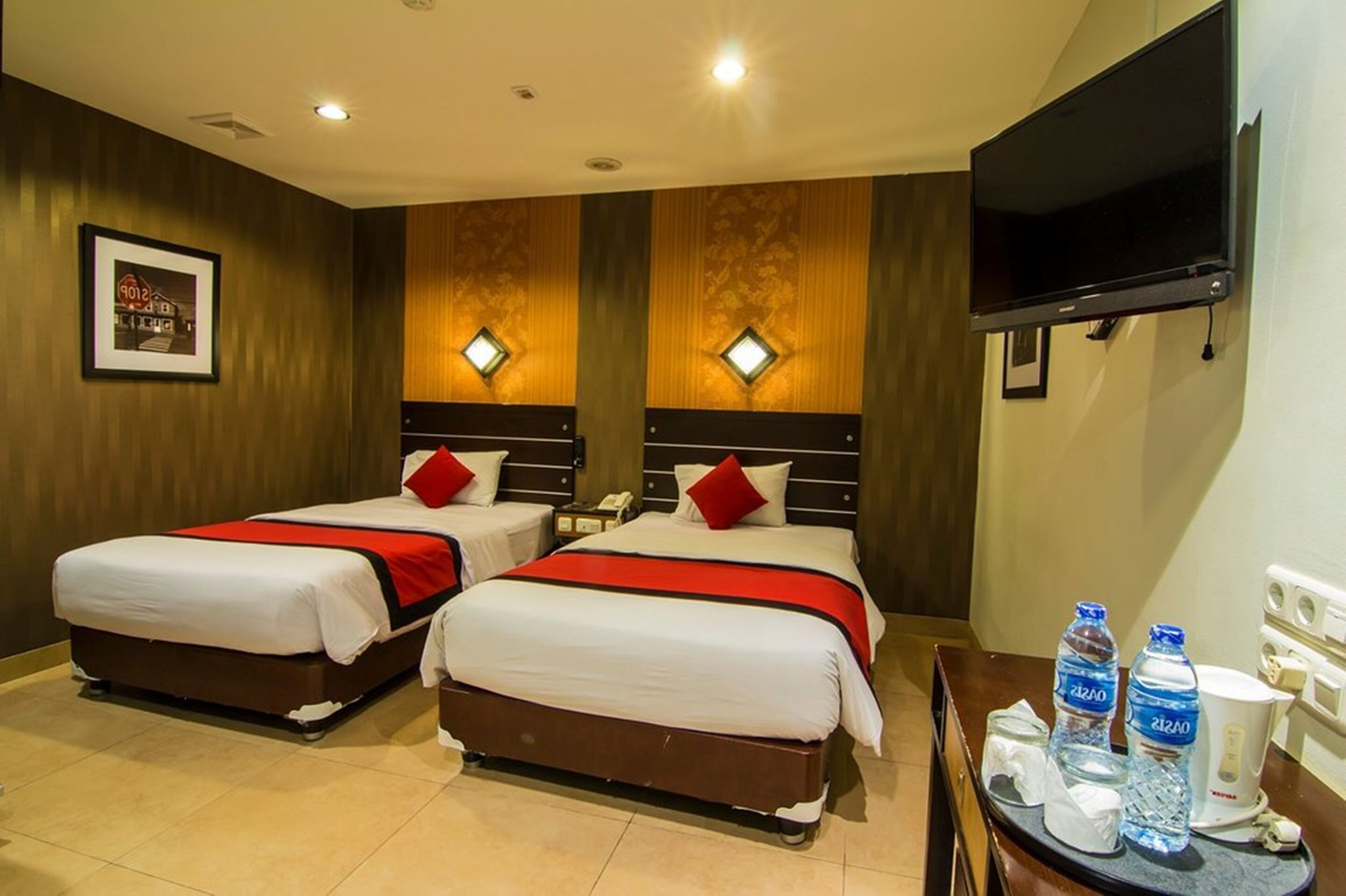 deluxe room | bathroom | shower, free toiletries, hair dryer, slippers