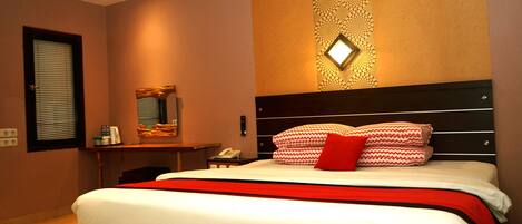 Escritorio, espacio para trabajar con laptop y wifi gratis