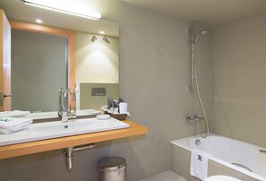 Ensemble baignoire-douche, articles de toilette (gratuits)