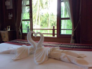 三人房 | 办公桌、折叠床/加床（额外收费）、免费 WiFi