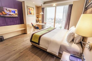 Deluxe Room Hard Floor | Cofres nos quartos, cortinas blackout, ferros/tábuas de passar roupa