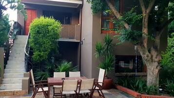 Studio Deluks, lemari es & microwave, pemandangan kebun | Pemandangan dari kamar