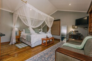Tree Top Cabin  | Premium bedding, minibar, in-room safe, individually decorated - Beetleloop Guest House (Mbombela)