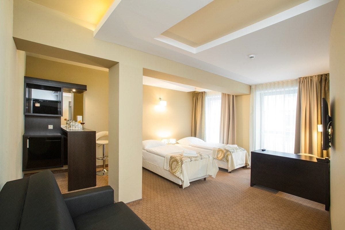 1 bedroom, premium bedding, desk, soundproofing