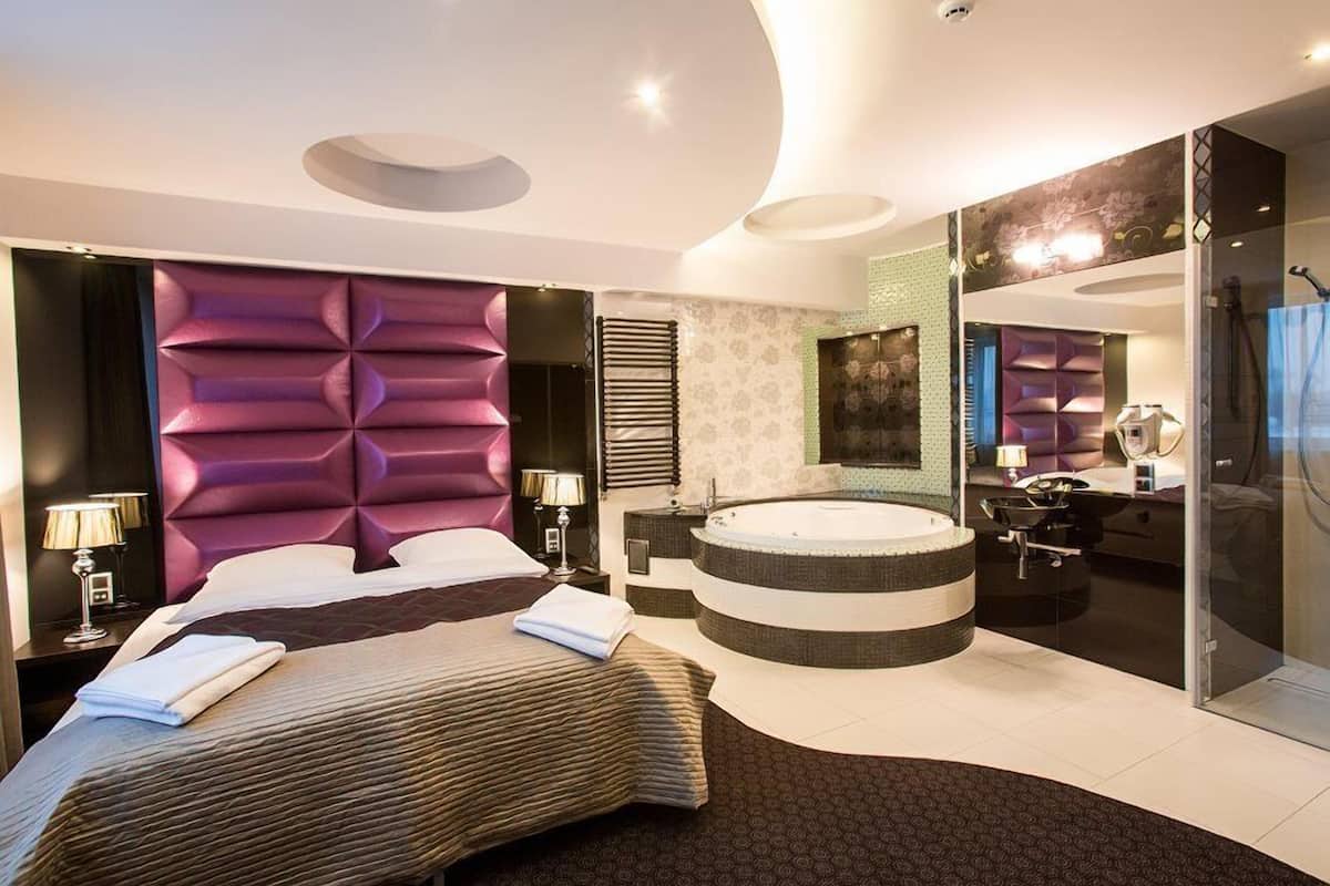 luxury apartment, hot tub | 1 bedroom, premium bedding, desk, soundproofing