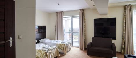 Chambre simple Standard, balcon | Literie de qualitĂ©, bureau, systĂšme dâinsonorisation