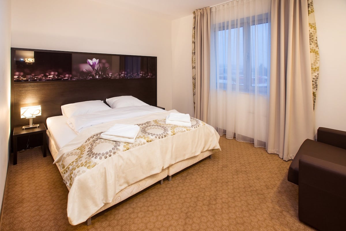 1 slaapkamer, luxe beddengoed, een bureau, geluiddichte muren