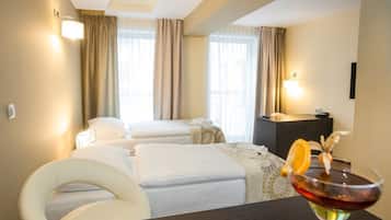1 bedroom, premium bedding, desk, soundproofing