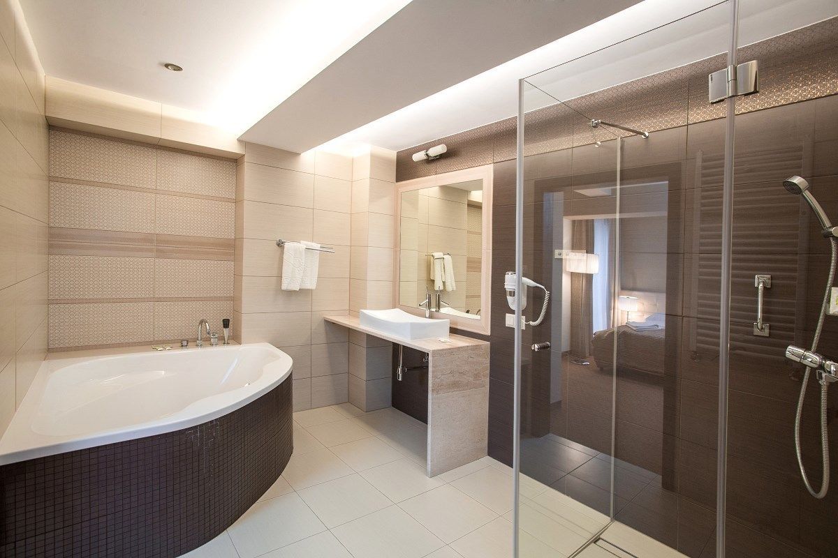 deluxe room | bathroom | free toiletries, hair dryer, towels