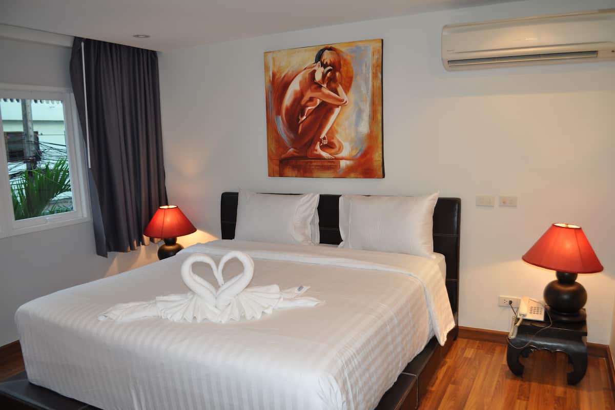 In-room safe, desk, free WiFi