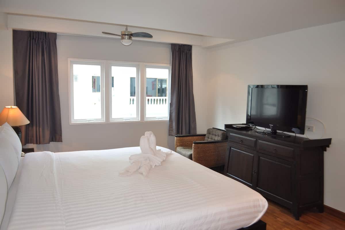 In-room safe, desk, free WiFi