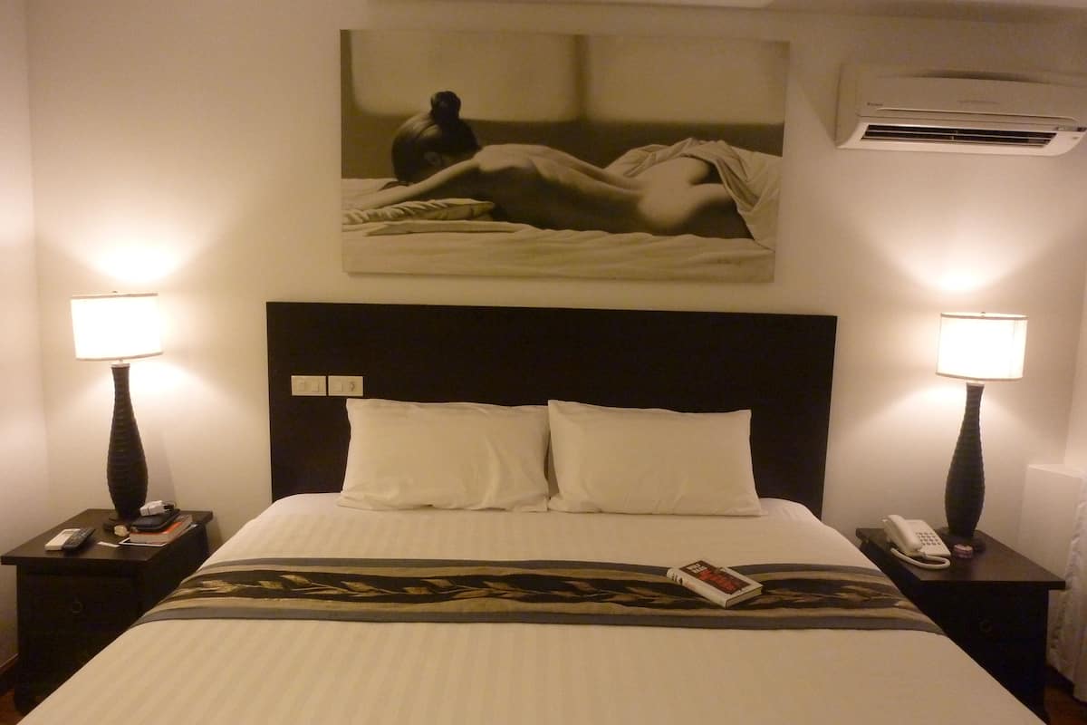 In-room safe, desk, free WiFi