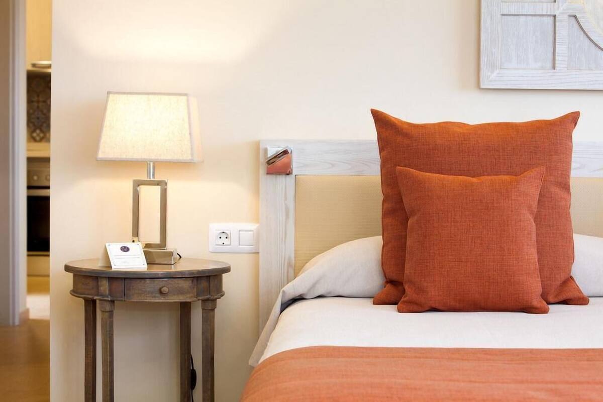 1 chambre, fer et planche à repasser, lits bébé (gratuits)
