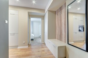 아파트, 침실 2개, 시내 전망 (6 Adults) | 거실 공간 | 평면 TV