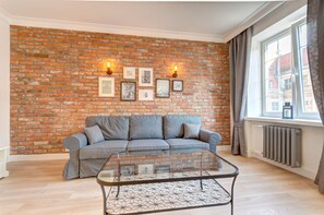 컴포트 아파트, 침실 1개, 시내 전망 (4 Adults) | 거실 | 평면 TV